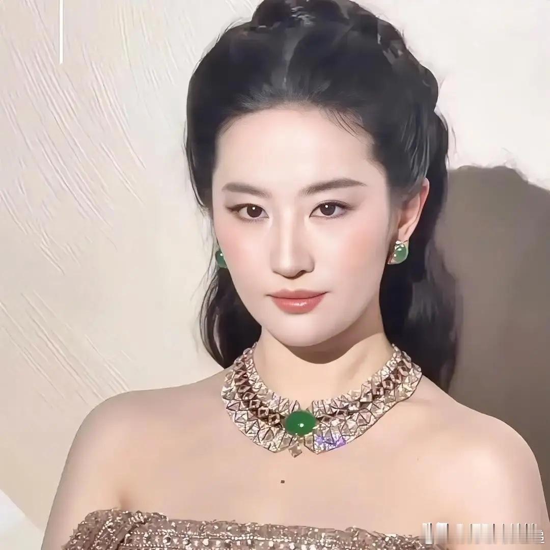 我发小在宝格丽晚宴上见到刘亦菲，回来后偷偷跟我说，以后别再说刘亦菲是女神了，你是