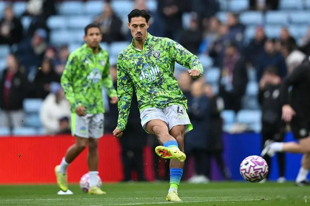 曼城如果瓜迪奥拉还是固执地坚持他的极限传控踢法，曼城会是英超一支非常无聊的队，