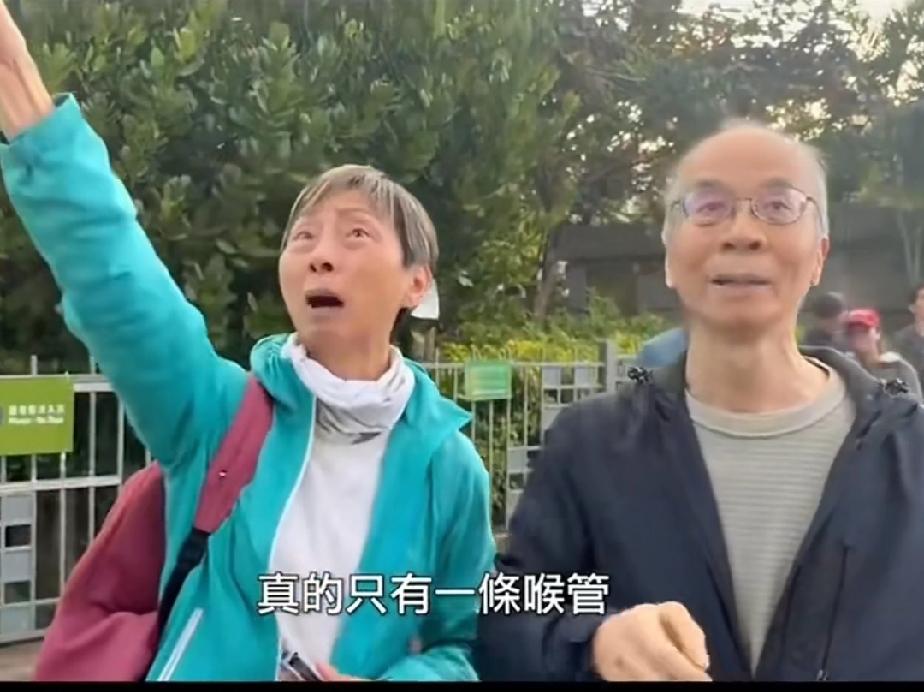 香港大妈在楼下愤愤不平，只有一条水管来救火，耽误了最佳时机，几百人失联，这预示着