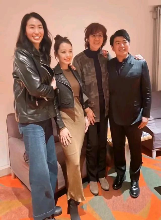 朗朗的妻子虽然个子不太高，但人长得挺靓眼的。四人合影，一看就能发现她。