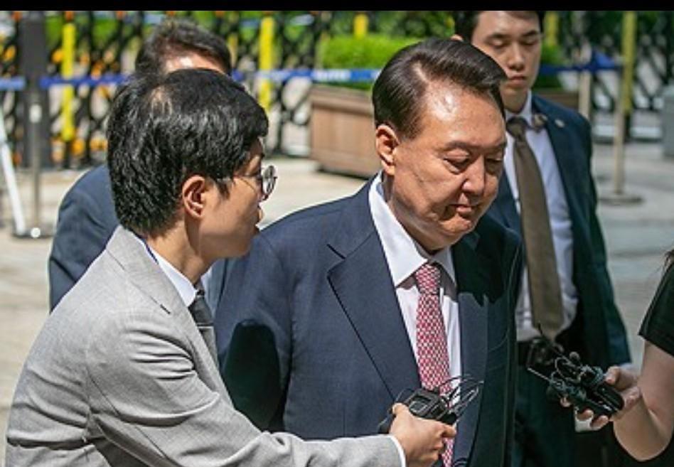 10日韩国前总统尹锡悦迎来再次被拘留后的首次庭审。首尔中央地方法院刑事合议25部