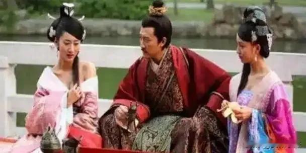 401年，后燕皇帝慕容熙娶了一对姐妹花，姐姐叫苻姩娥，妹妹叫苻训英，都生得闭月羞