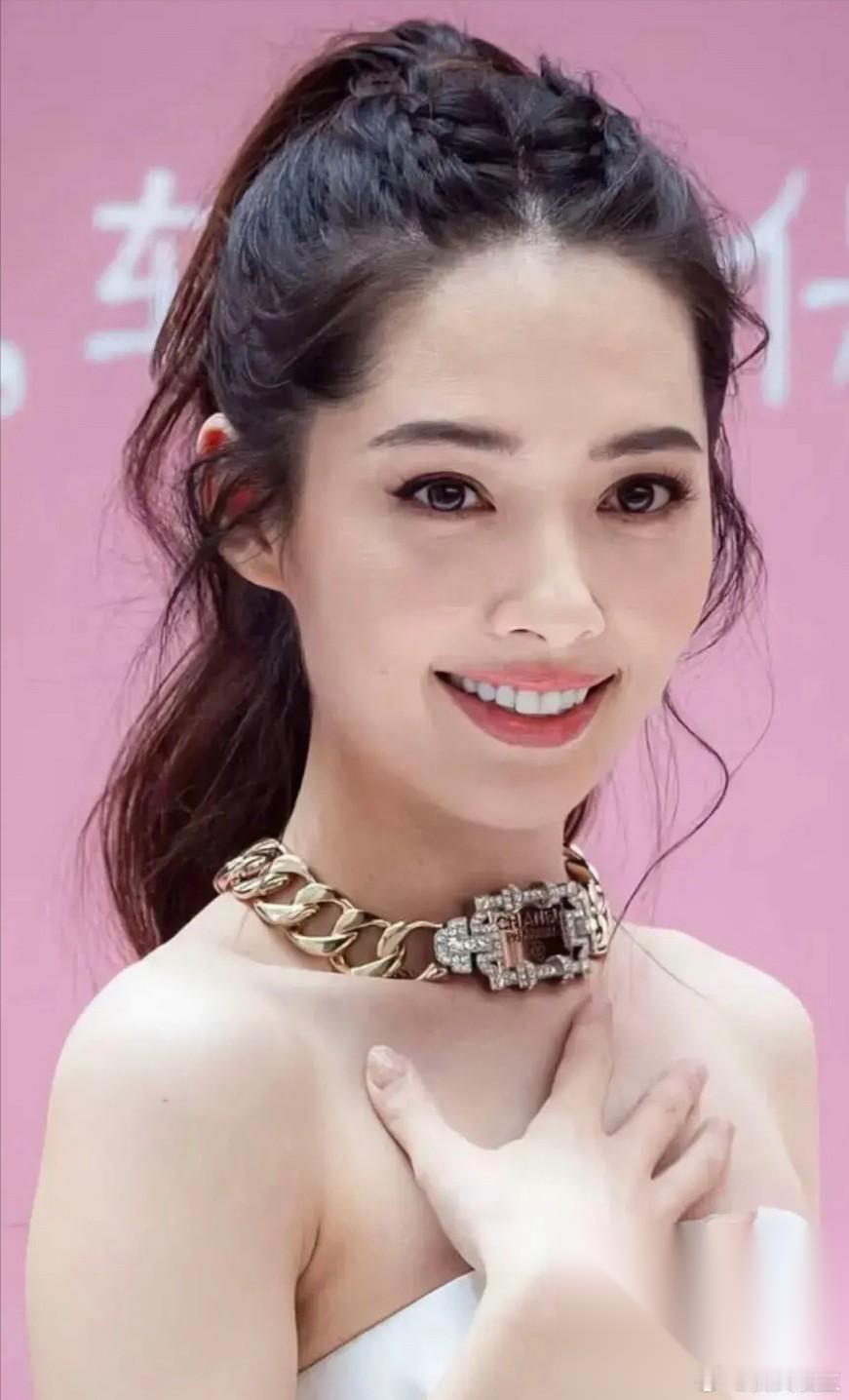 难怪看人刁钻的向太一直喜欢她，恋爱多次的向佐，也深深爱上了她。郭碧婷两个很大