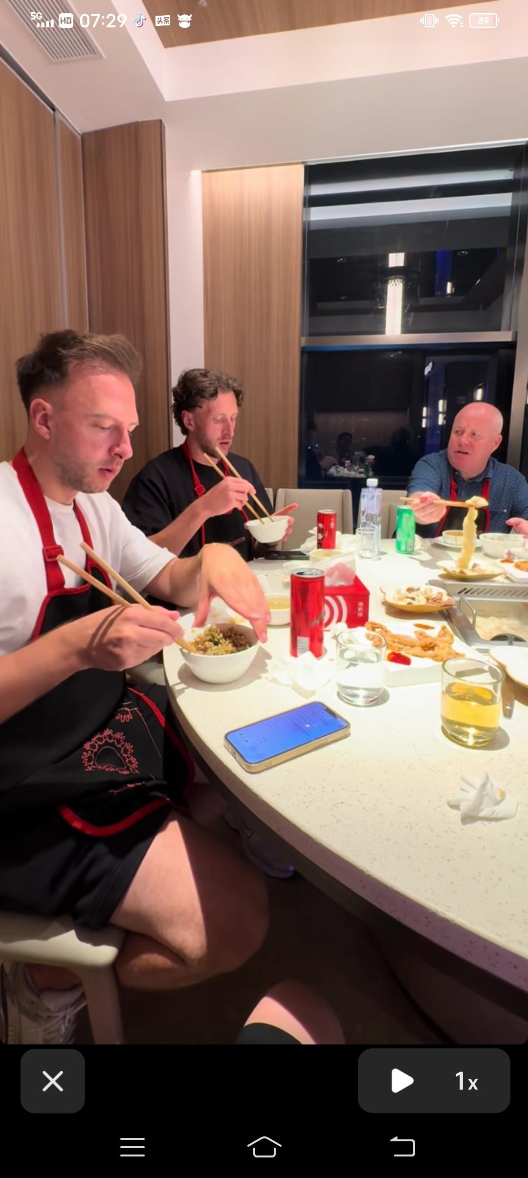 特鲁姆普、希金斯，忙里偷闲，赛后大家聚在一起，享用中国的美食---火锅。让人有