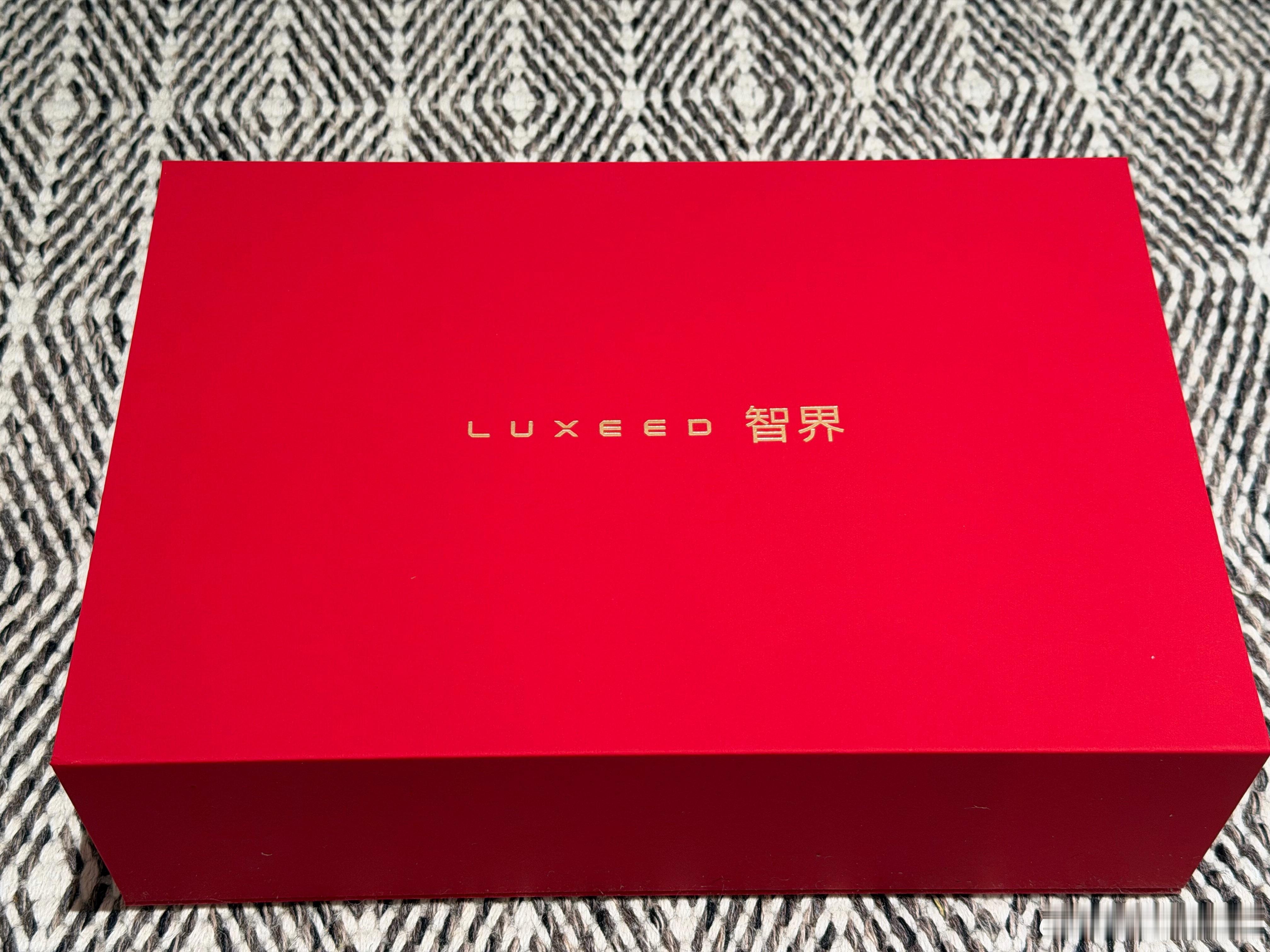 智界送的新年礼盒（里面是茶杯和茶叶哟！）评论到500就给大家抽了！静静宠粉来啦