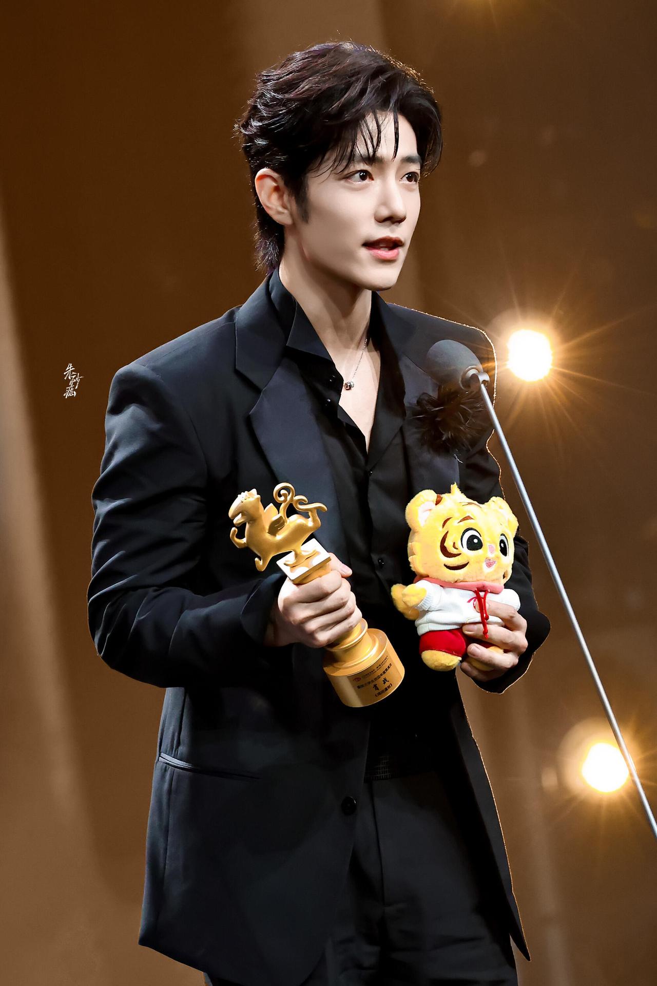 为什么肖战总有很多负面新闻肖战负面新闻多，核心是：历史事件留根、顶流树大招风、饭