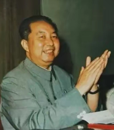 华主席接班时我正在上高中，那时候称英明领袖。广播里说，华主席是毛主席亲自选定的接