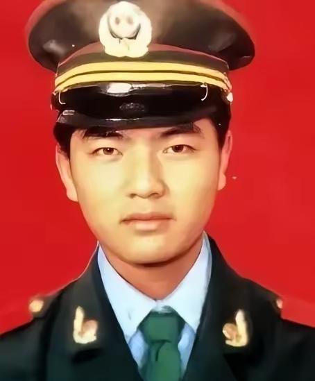 1992年，一武警战士独自押送四名不法分子回中队，突然，一个歹徒冲上来死死的抱住