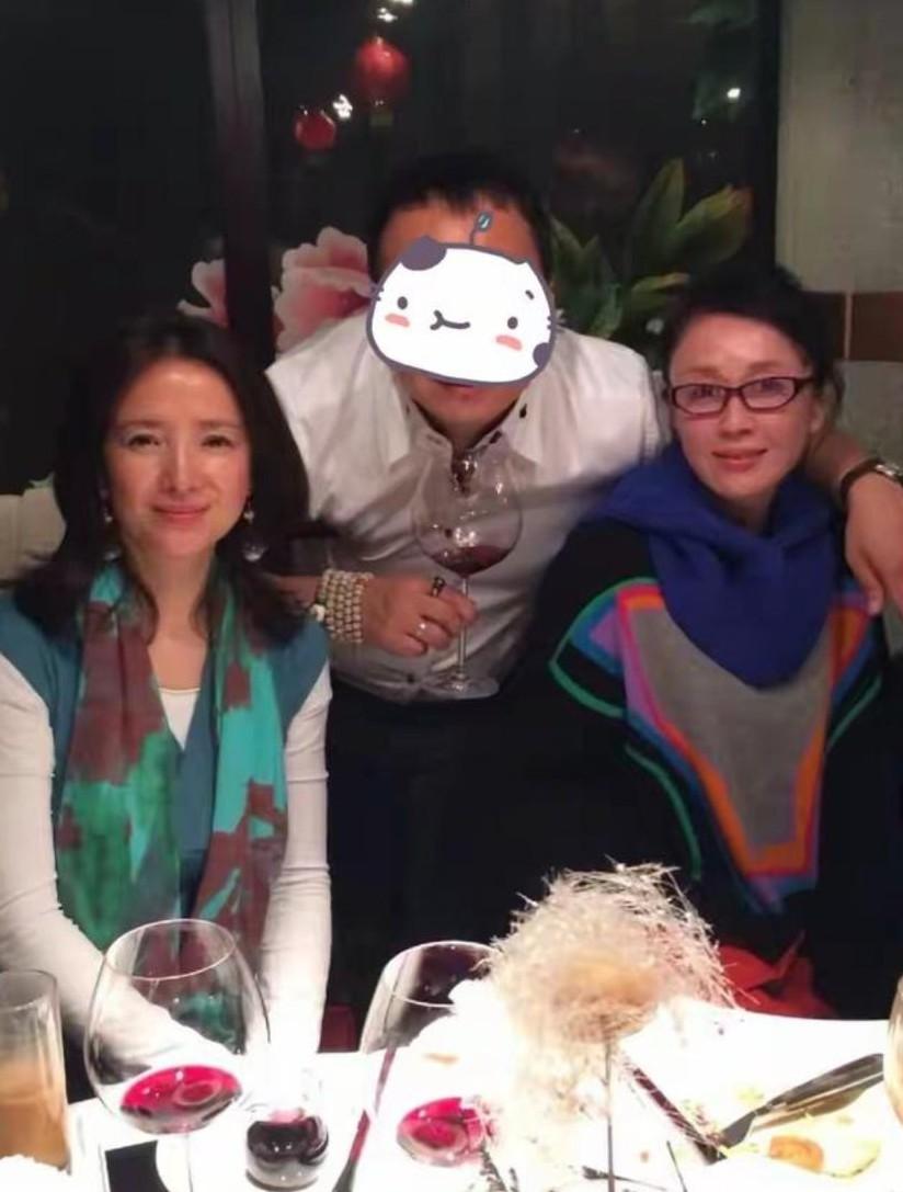 这是何晴最后一次公开现身，她与著名演员傅艺伟一同做最后一次露面。彼时何晴的精神状