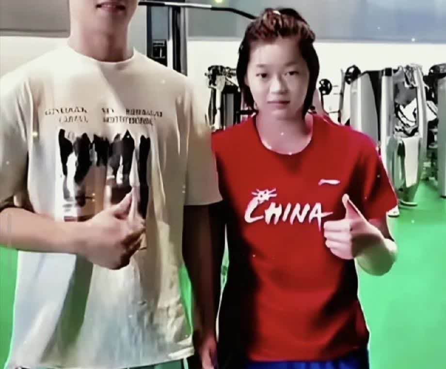 别再拿全红婵入学照片说事了，这才是她最近的样子！全红婵高高兴兴去上大学，没成想入
