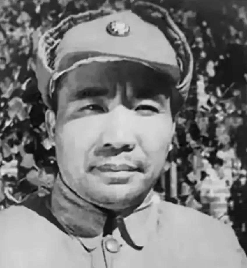 王耀武得知手下俘虏了一个红军师长后，兴冲冲的跑去准备审讯，然当他看到这位红军师长