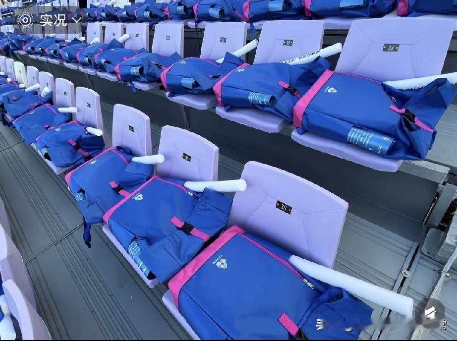 全运会闭幕式观众席，这晚餐包!观众席实拍——一排蓝粉打包袋整整齐齐，拆开一看