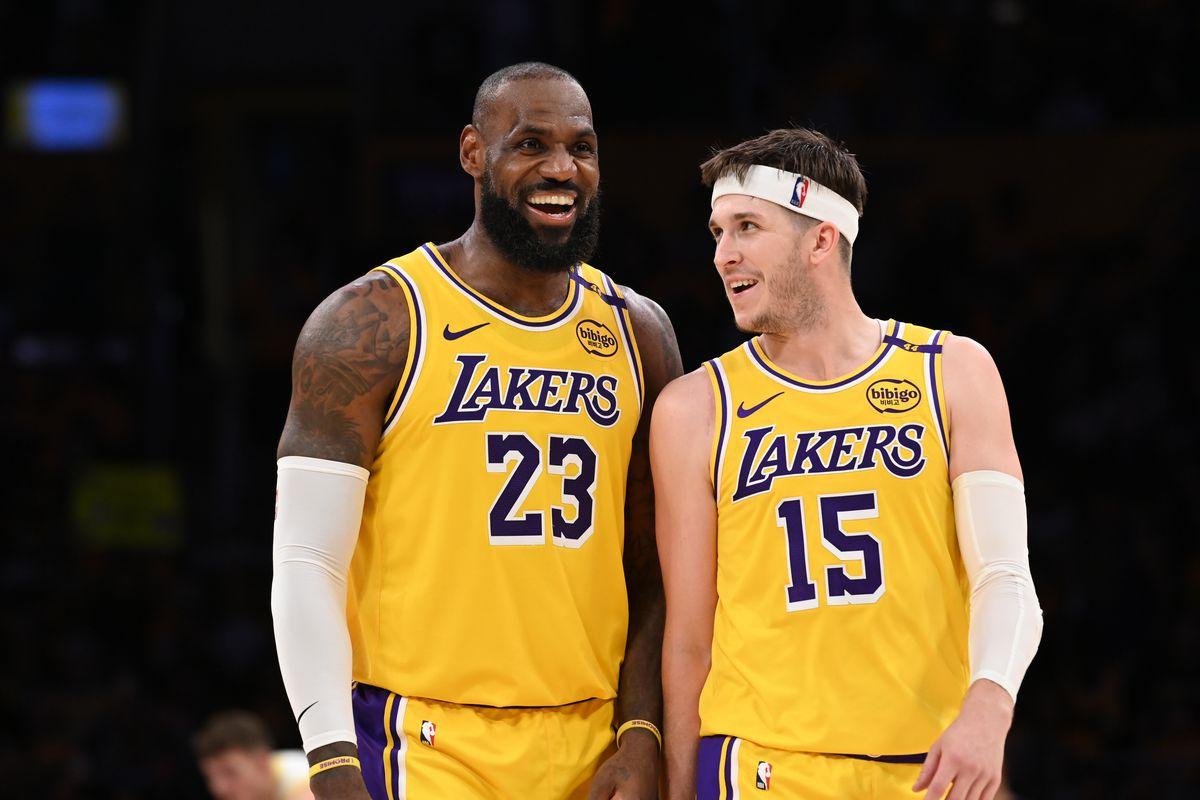 我说詹姆斯有无球能力了？我说第二核心要有，那时候浓眉有投射有三分，还有挡拆顺下的