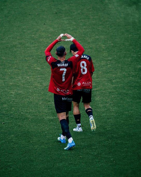 马略卡本轮的球衣用了T90版本，戳我心坎了，看了眼官网还没上架。西甲