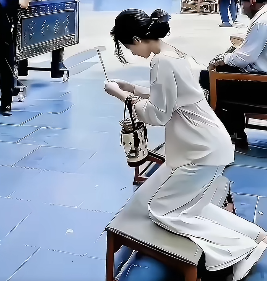 信念的崩塌，就在一瞬间，弄不清是佛错了，还是和尚错了!亦或是信徒们都错了