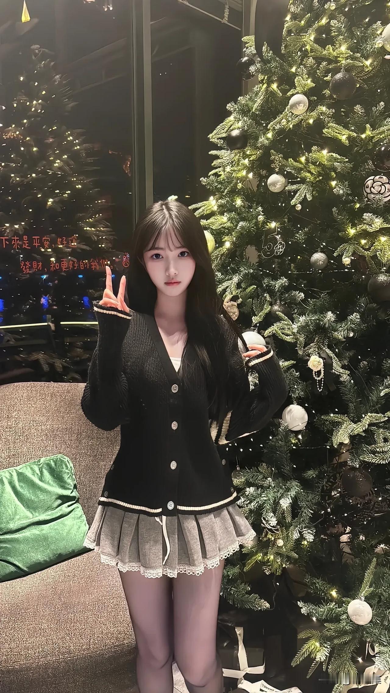 圣诞树下，美人如画。