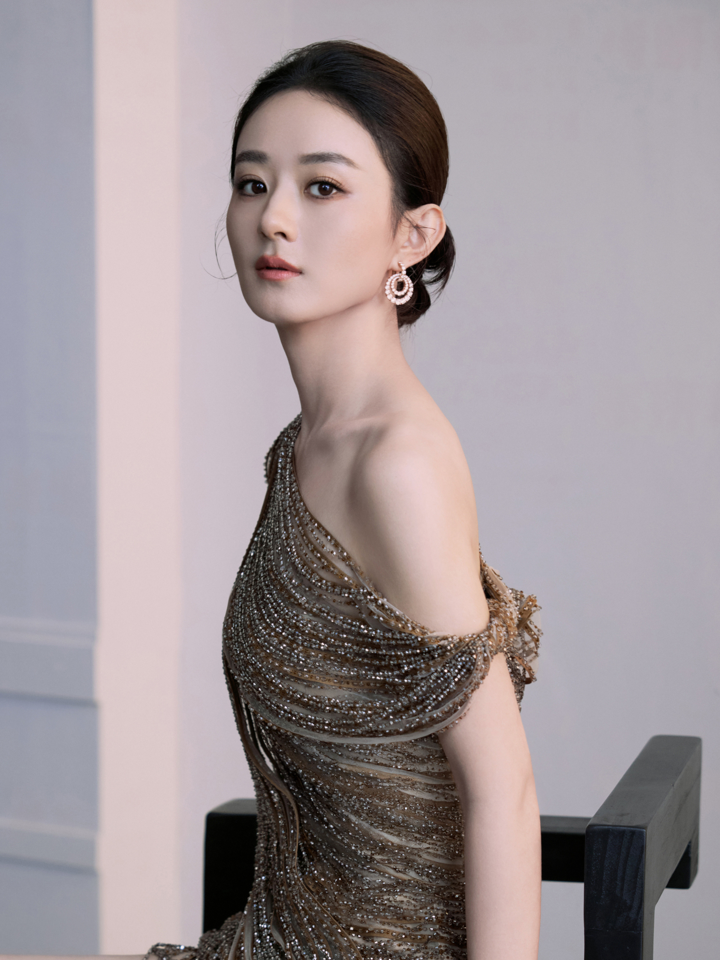 赵丽颖鎏金流苏似碎光倾泻，裙裾拖曳如星河流淌，在简约空间里，把优雅裁成凌厉