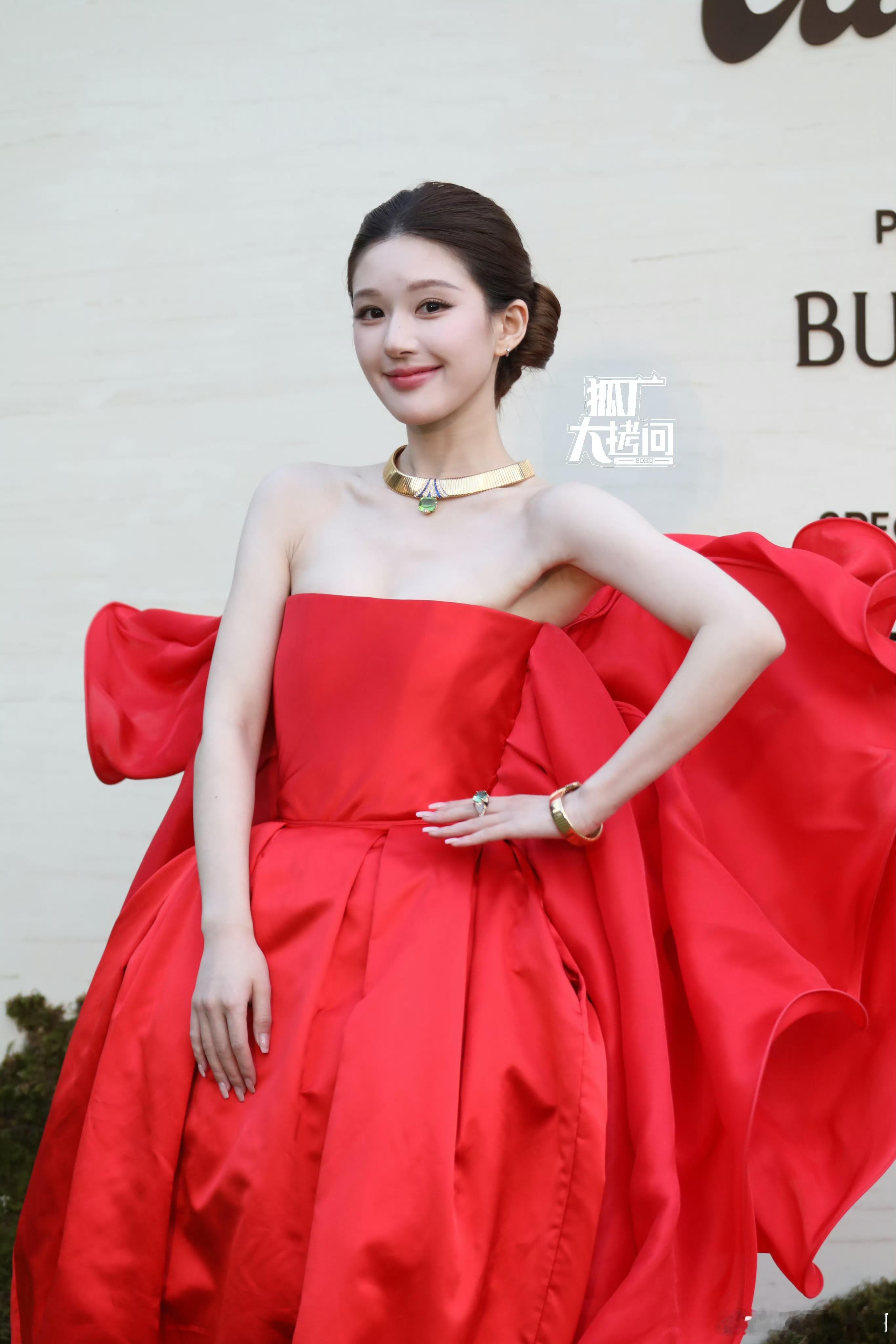 老露找化妆师了？妆面干净多了许我耀眼现实版