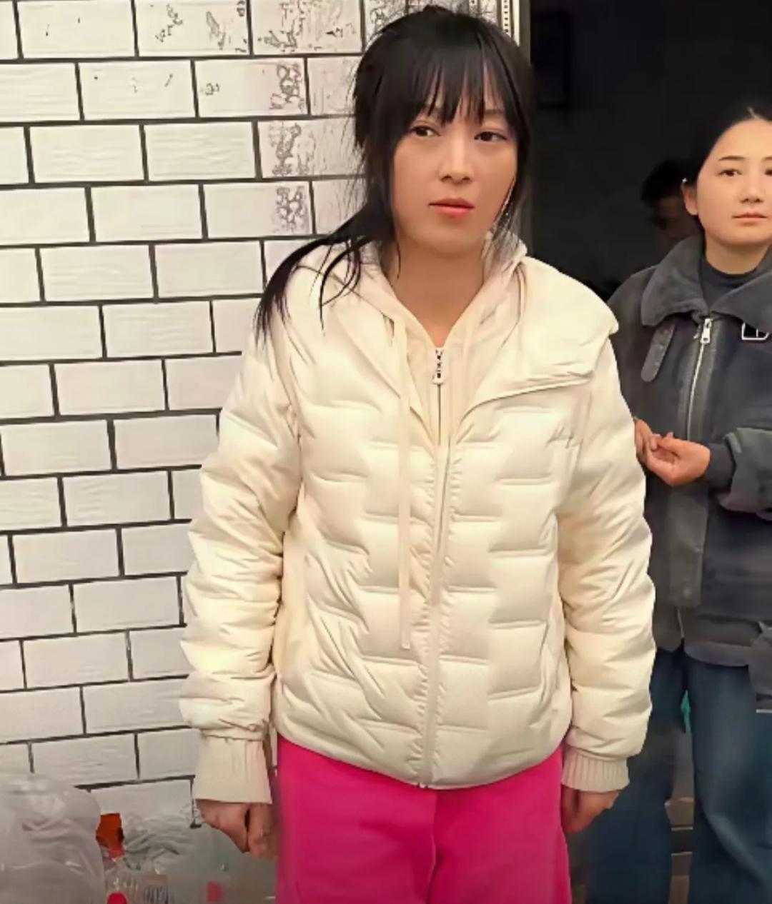 呆呆全程没笑脸，其实不是没有原因的！首先这场流量，最大的受益者不是她，而是那