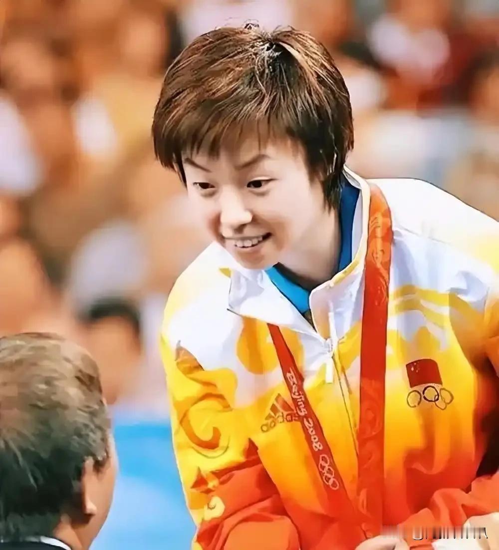 各有各的猛，不好硬比！张怡宁那是“大魔王”本魔，双圈大满贯在手，巅峰期几乎没对手