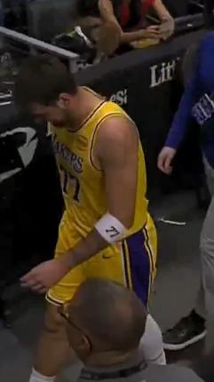 活塞横扫湖人！但湖人球迷可以笑了，三大喜讯出炉！湖人以110比113惜败活塞，