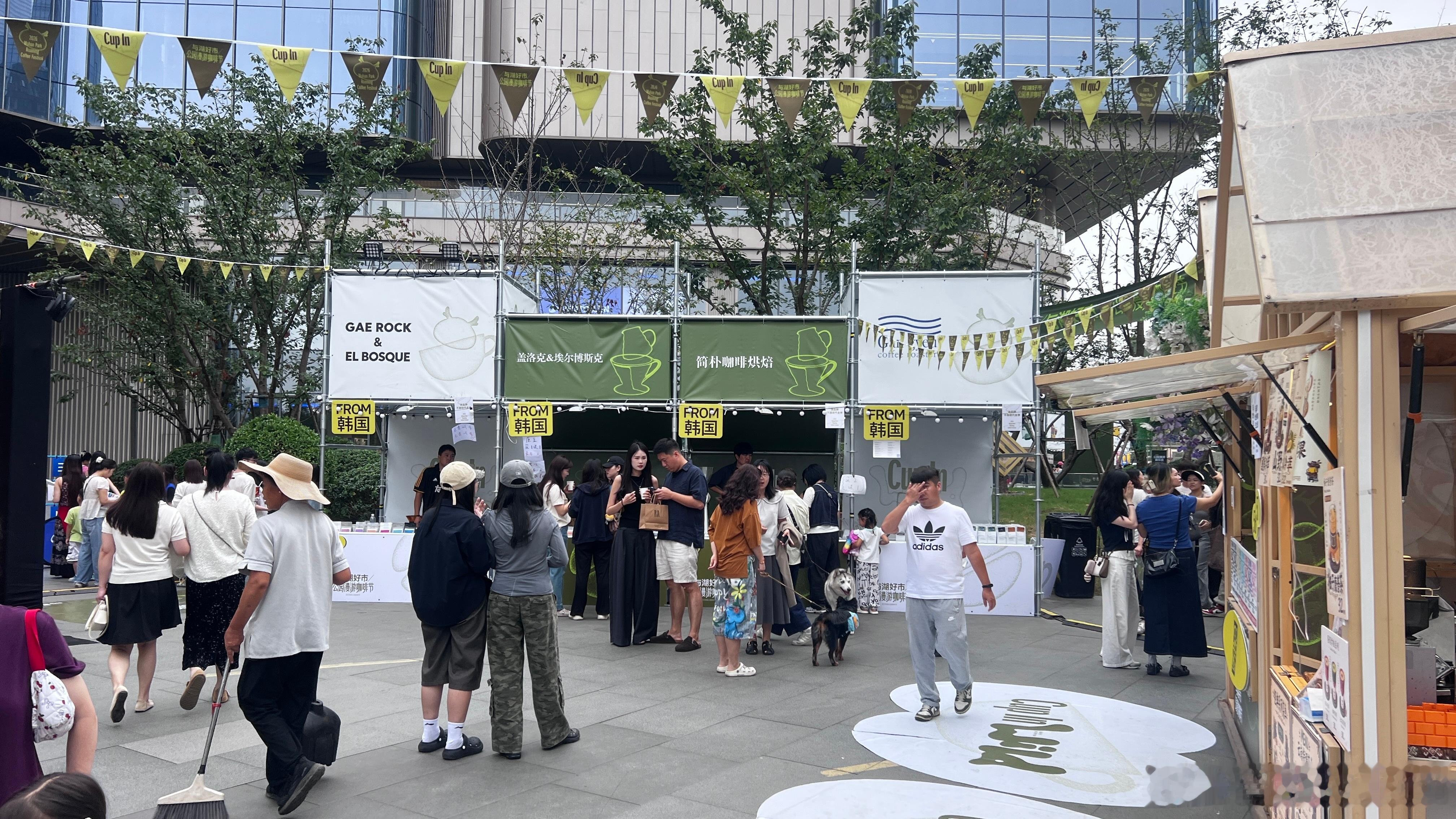 最近这种集市活动越来越多了，但是产品还是普遍太贵，品尝门槛太高。​​​