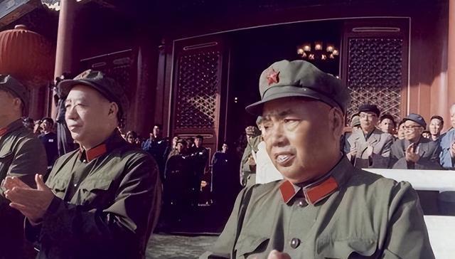 未授军衔，却担国防部长重任，这背后究竟藏着怎样的传奇？耿飚，这位一生跨越战火