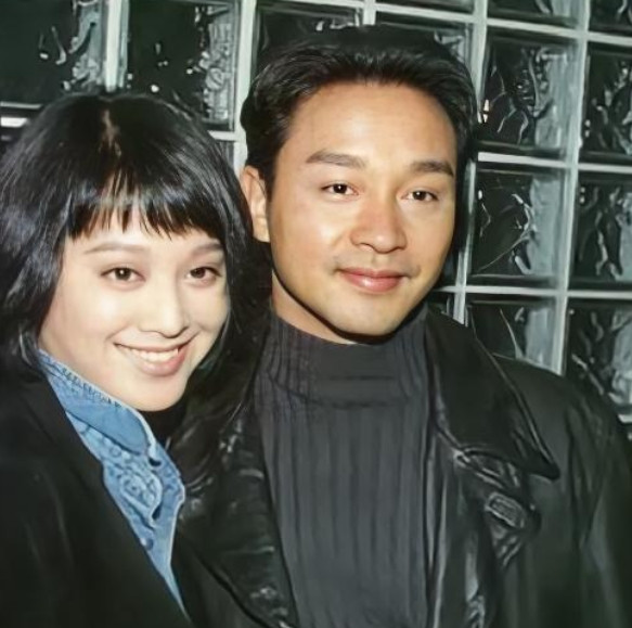 1995年，拍《新上海滩》的时候，张国荣和宁静要拍“鸳鸯浴”这场戏。导演就提议宁
