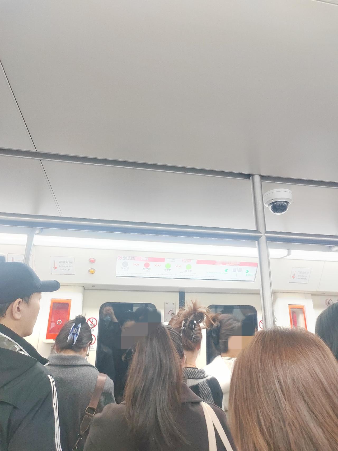 大家注意了，5月下旬到10月份的上旬，哈尔滨地铁1号线要陆续封闭出入口，具体封闭