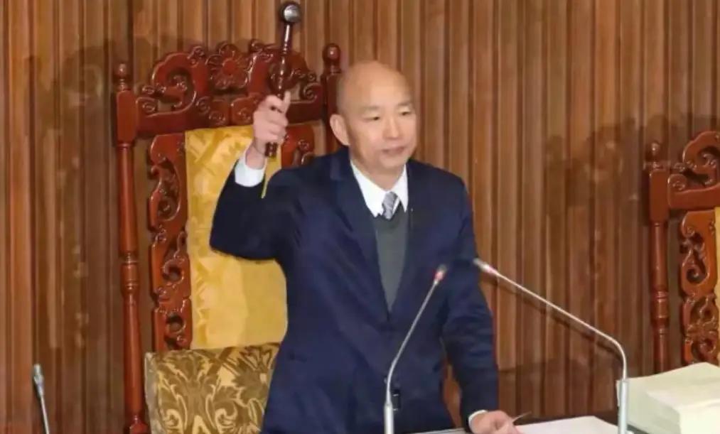 韩国瑜正式表态，岛内三大党突然“口径一致”2月17日，台湾地区立法机构负责人