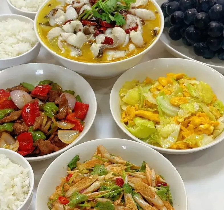跟一位资深的餐饮人聊天，他说强制缴纳社保后，餐饮行业将会出现五种现象。一、餐