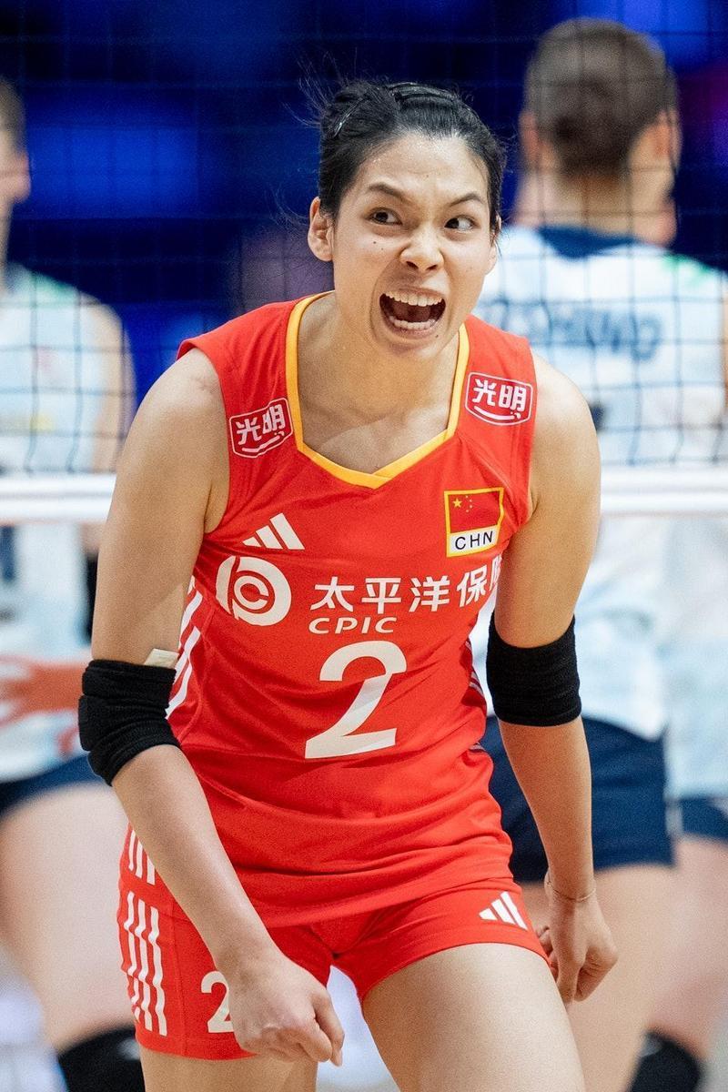 庄宇珊申请休战！福建女排与深圳女排的这场保级战，就是庄宇珊的个人秀。三局比赛