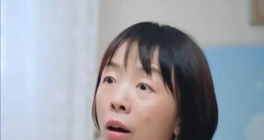 窦佳嫄24岁，她算了笔账：20年前窦唯给的那108万，分到18岁，