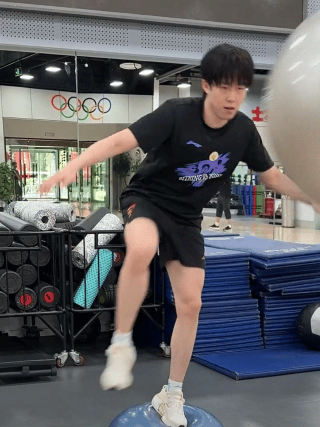 王楚钦分享视频呼吁大家锻炼体能没想到会在他的评论区看哭了王楚钦最让我佩服的是