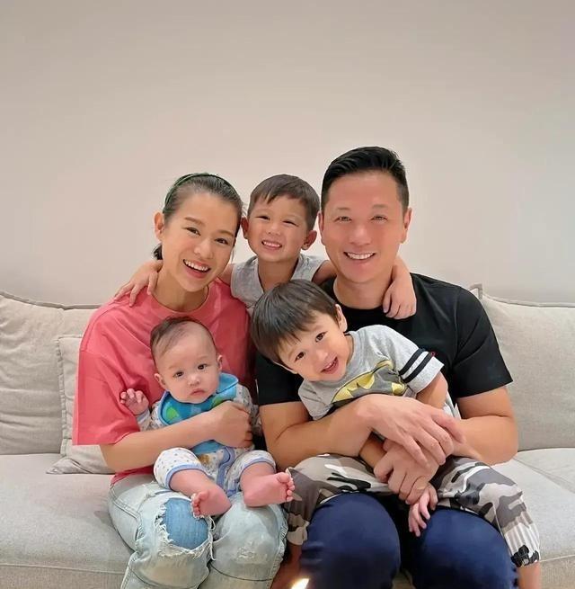 2021年，胡杏儿惊慌失措地对丈夫李乘德说：“我怀孕了，如果三胎还是个儿子怎么办