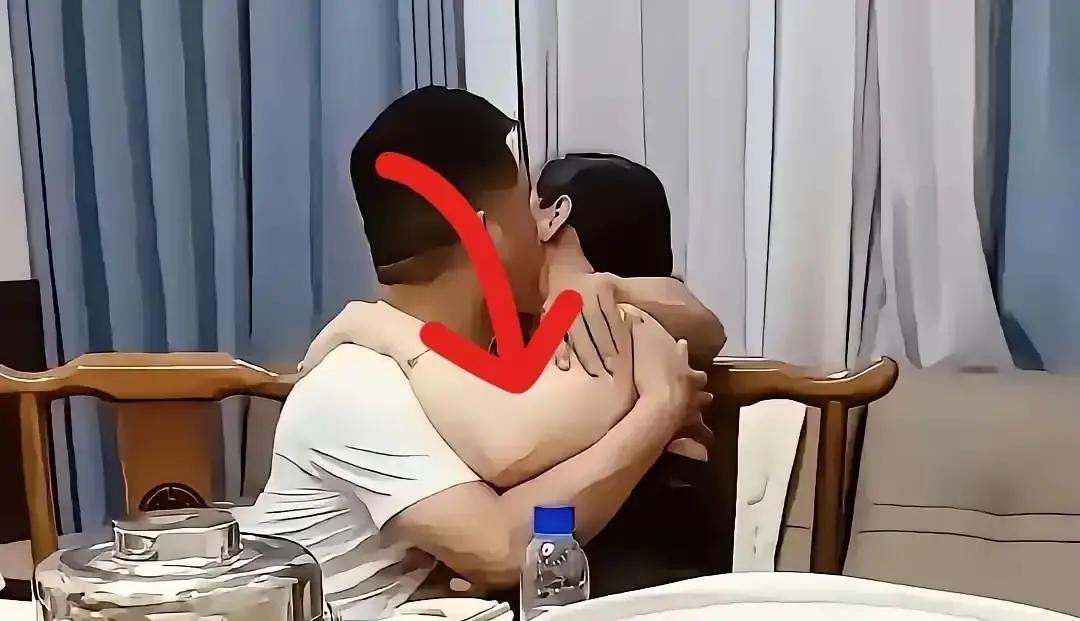 长沙同学会被疯传的那段视频，三十秒里一男一女酒后搂抱亲得忘我，镜头还故意拉近，旁