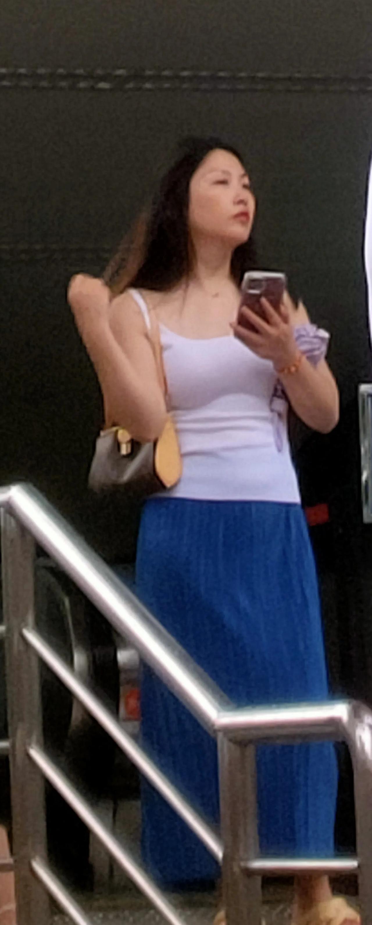 民间流传着这样一种说法，每天看两个小时美女能延缓衰老。假如一个很美很美的女子从你