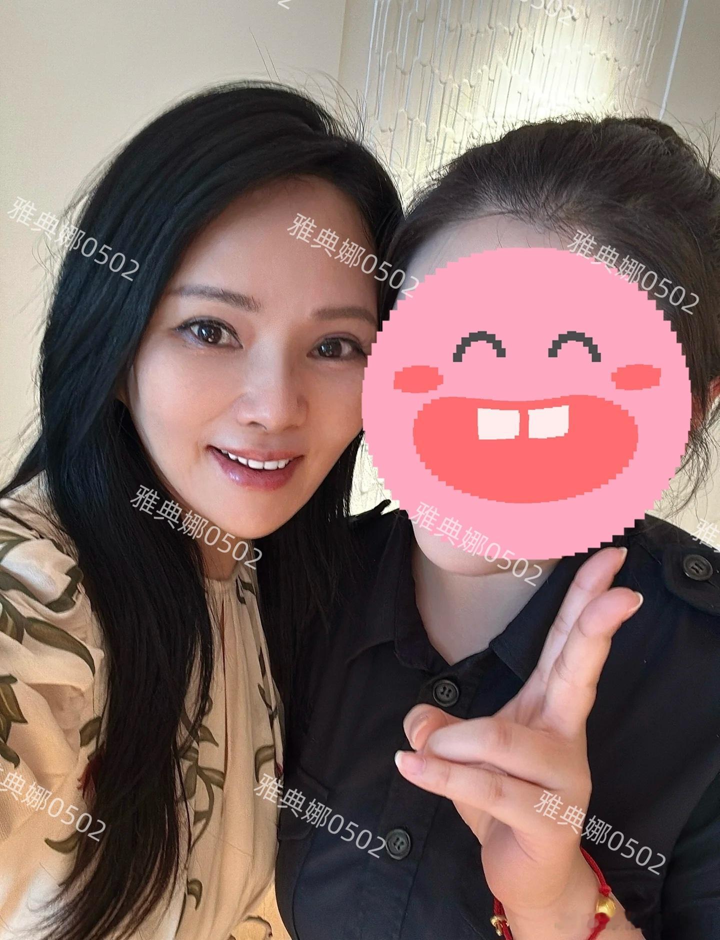 网友法国遇到了伊能静秦昊夫妇，伊能静本人根本不是网上吹的那种不老女神，她皮肤松