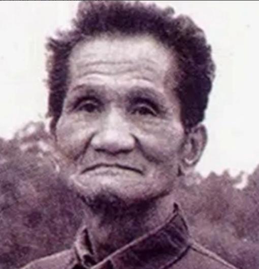 1947年冬，山东一户农家的女主人，将一些吃的递给门前的乞丐，乞丐没有接，开口的