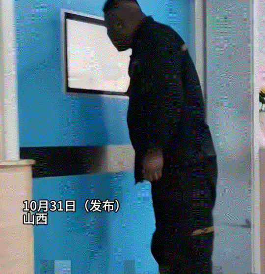 “嫁对人了！”山西，一个男人正在矿场上埋头干活，工服上沾满了煤灰。突然电话响了，