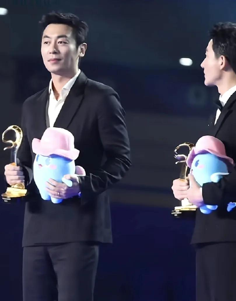 黄轩应该很不服朱亚文吧，朱亚文演了黄轩的爹，这会同台领奖了，哈哈……朱亚文演了