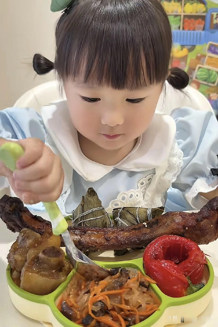 谁再说米乐吃的多，我第一个不同意，你看这同龄的小女孩比米乐吃的多。让孩子