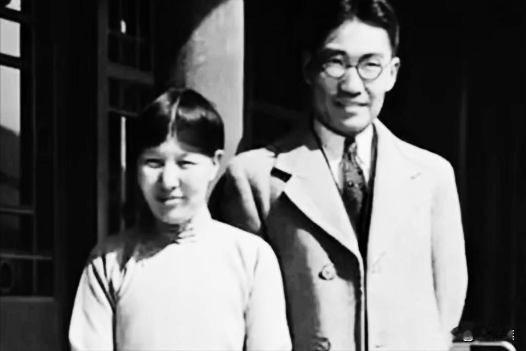 为什么冰心、钱钟书都不喜欢林徽因？看了这两张照片就明白了。同样是和丈夫合影，冰