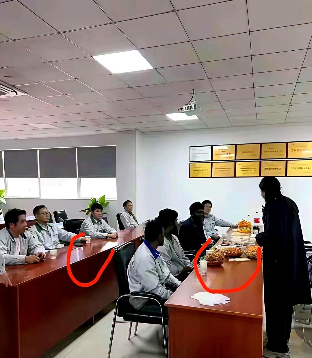 开会桌面能差这么多？同一家台企，一边是印度同事把桌子摆得跟小型自助餐一样，零食
