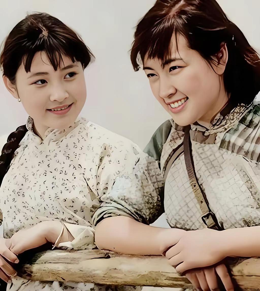 陈冲和刘晓庆，那可是华语影坛响当当的人物。1979年，在电影《小花》里，她俩都是