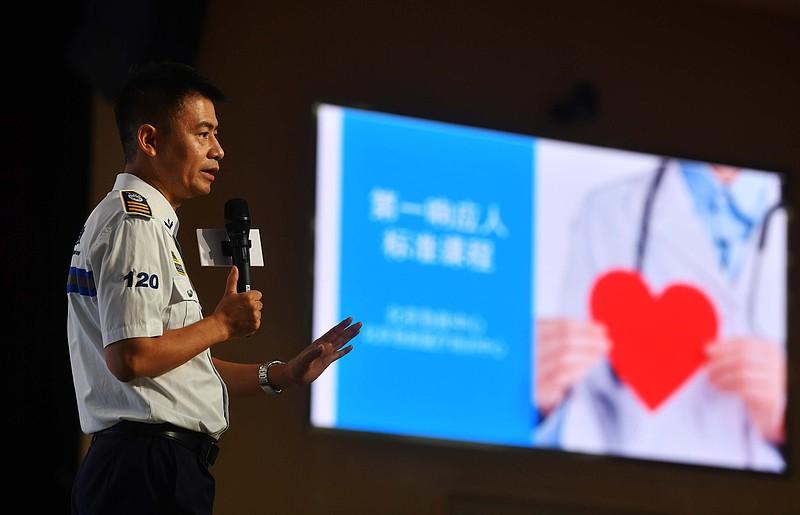 9月13日，北京急救中心主任医师陈志特别提示，在脑出血的急救过程中，掐人中、给患