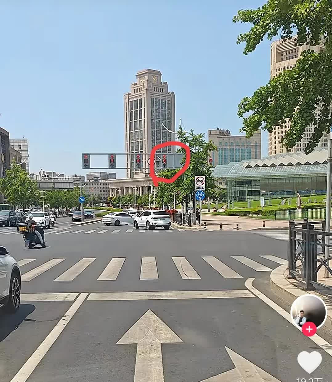 十几万人没把这个问题搞明白，就是红灯亮起的时候，这里到底能不能右转。一开