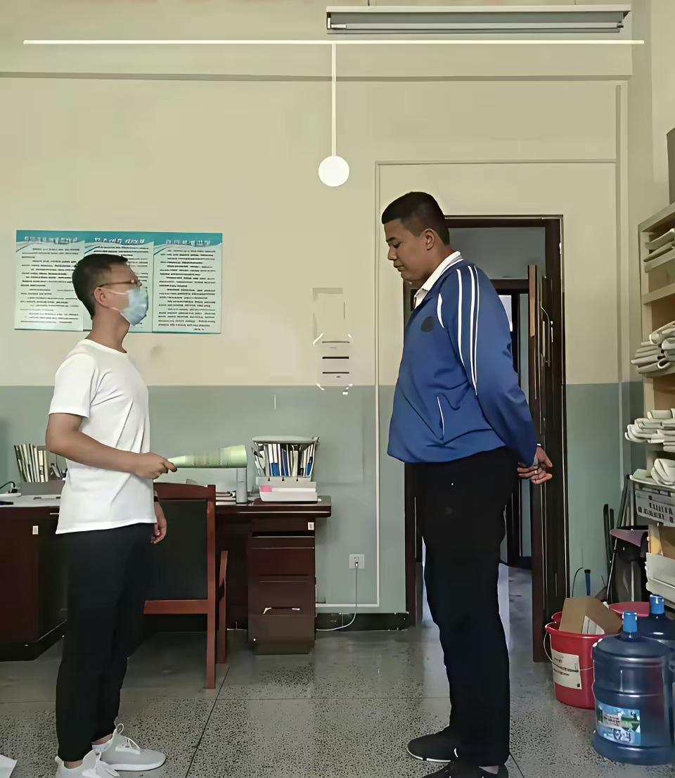 你敢相信这是一个老师在训自己的初一学生吗？不知道的，还以为被训的学生是哪个孩子