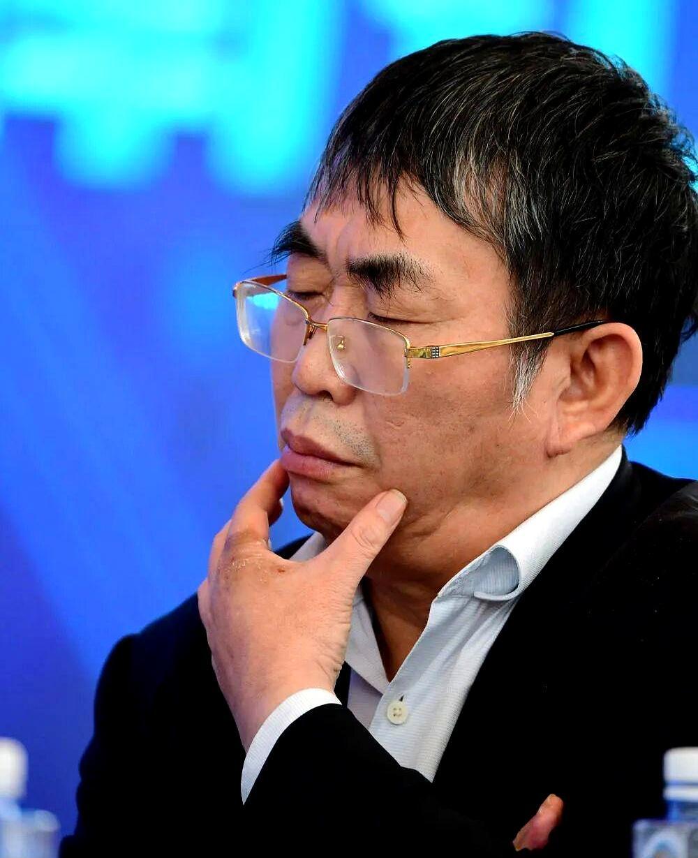 “棋圣”聂卫平在众目睽睽下打瞌睡，鼾声盖过主持人。11月刚因心脏问题被医生警告“