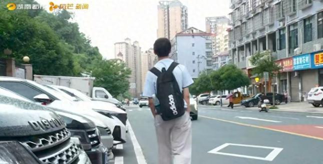 湖南，男生高考考了575分，离父母要求的985、211院校相差甚远，被父母扫地出